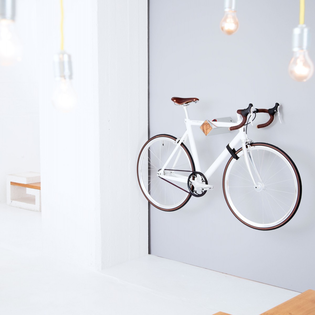 Stilvolle Design Fahrrad Wandhalterung | PARAX® D-RACK | für Rennrad, Hardtail, Cityrad & Tourenrad | Silber - Rot mit Oliven Holz
