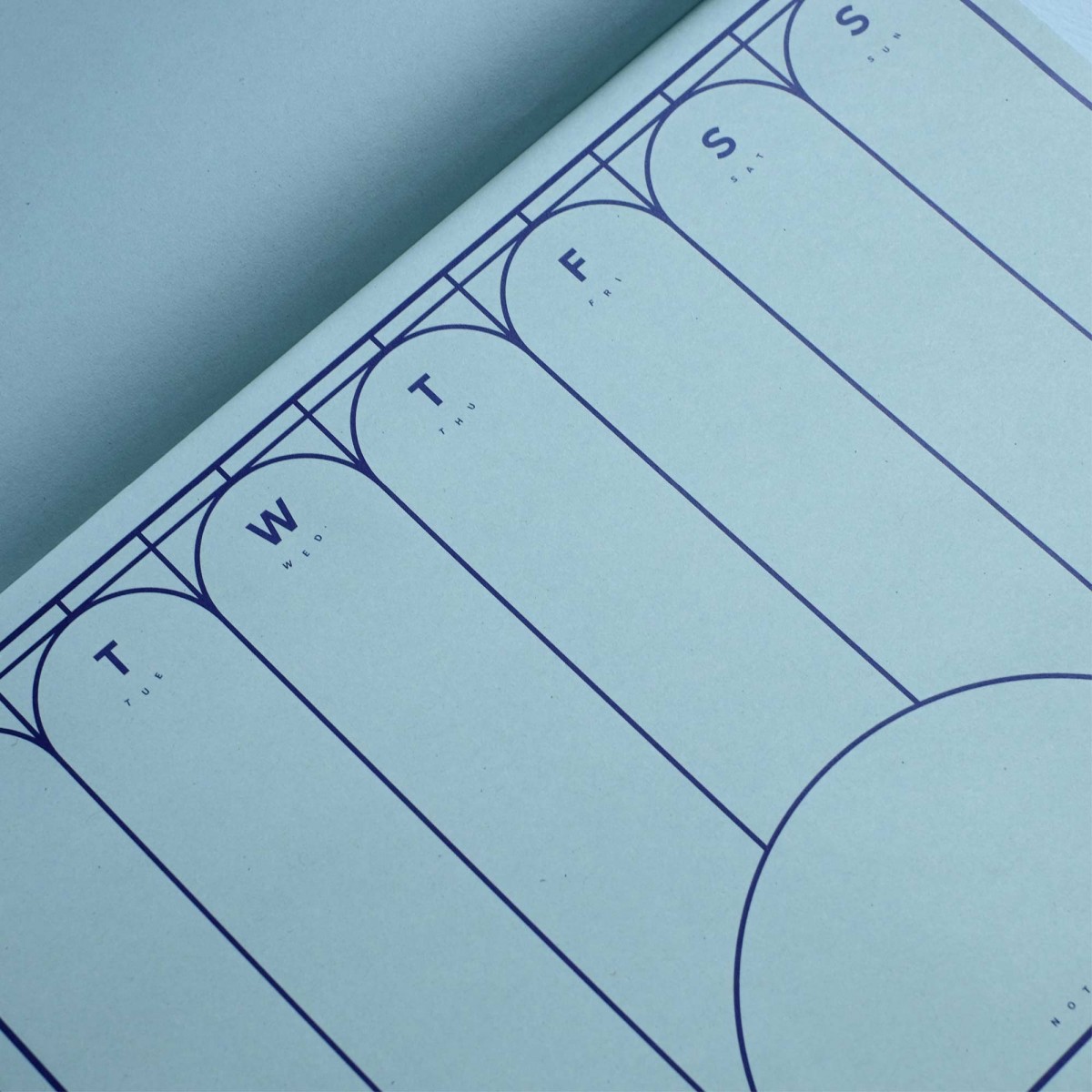 Wochenplaner (No. 24) / Grafischer Wochenplaner A4 – hellblau / frau rippe