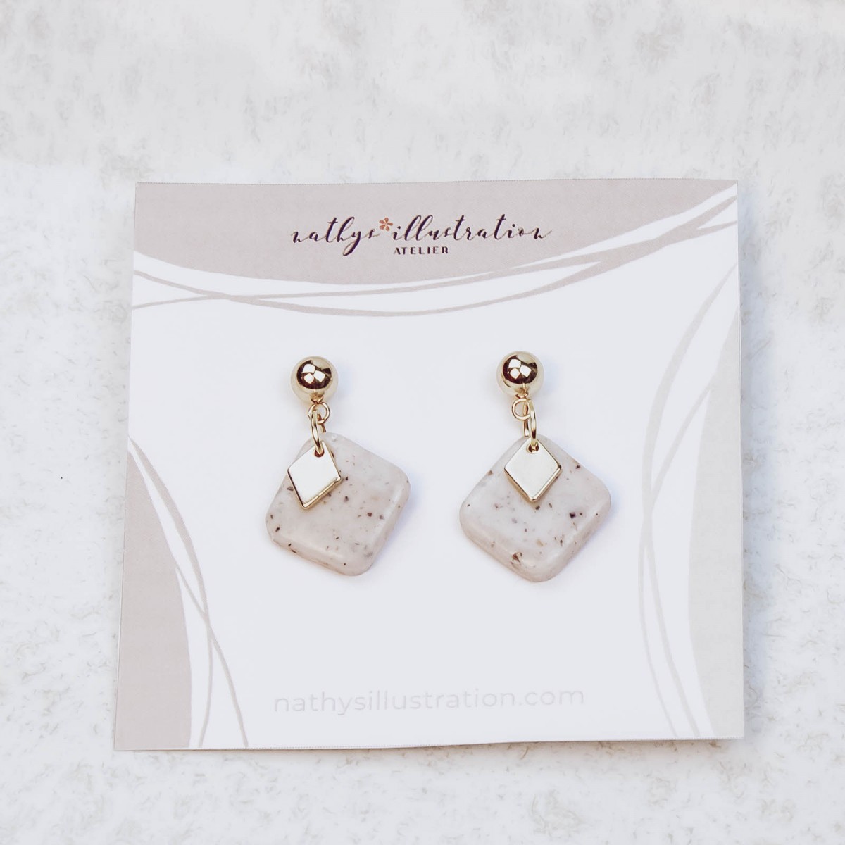 nathys_illustration - Ohrringe "white Aura" 1,5 cm mit Goldplättchen