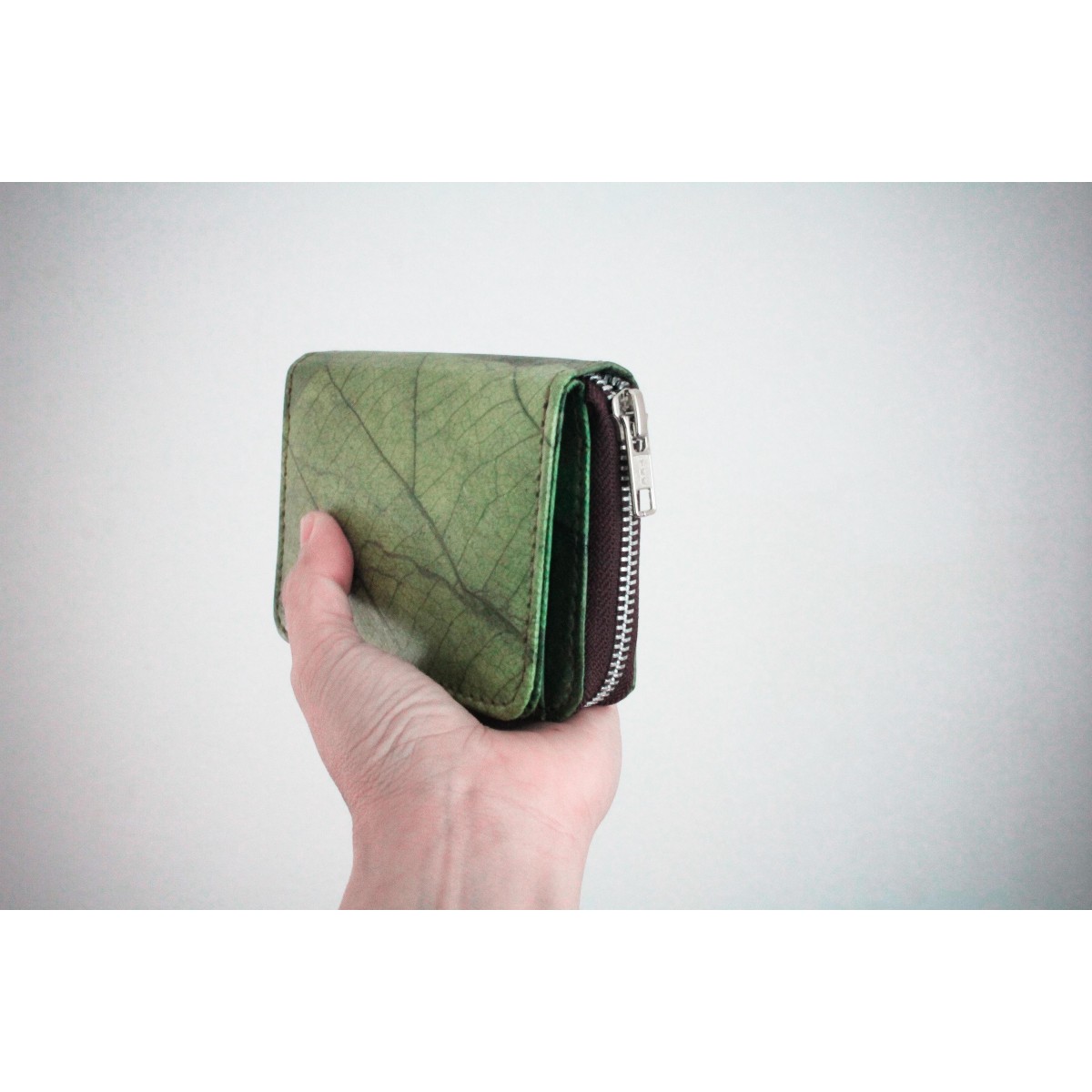 Nachhaltiges Portemonnaie aus recycelten Blättern in grün mit Zipper – vegan & umweltfreundlich