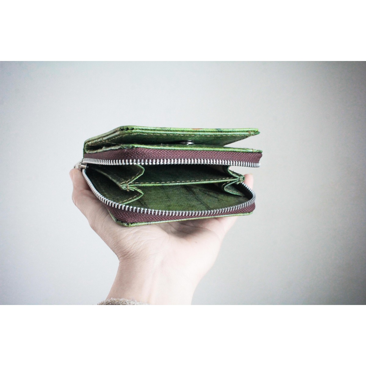 Nachhaltiges Portemonnaie aus recycelten Blättern in grün mit Zipper – vegan & umweltfreundlich
