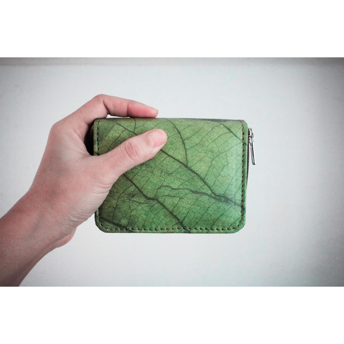 Nachhaltiges Portemonnaie aus recycelten Blättern in grün mit Zipper – vegan & umweltfreundlich