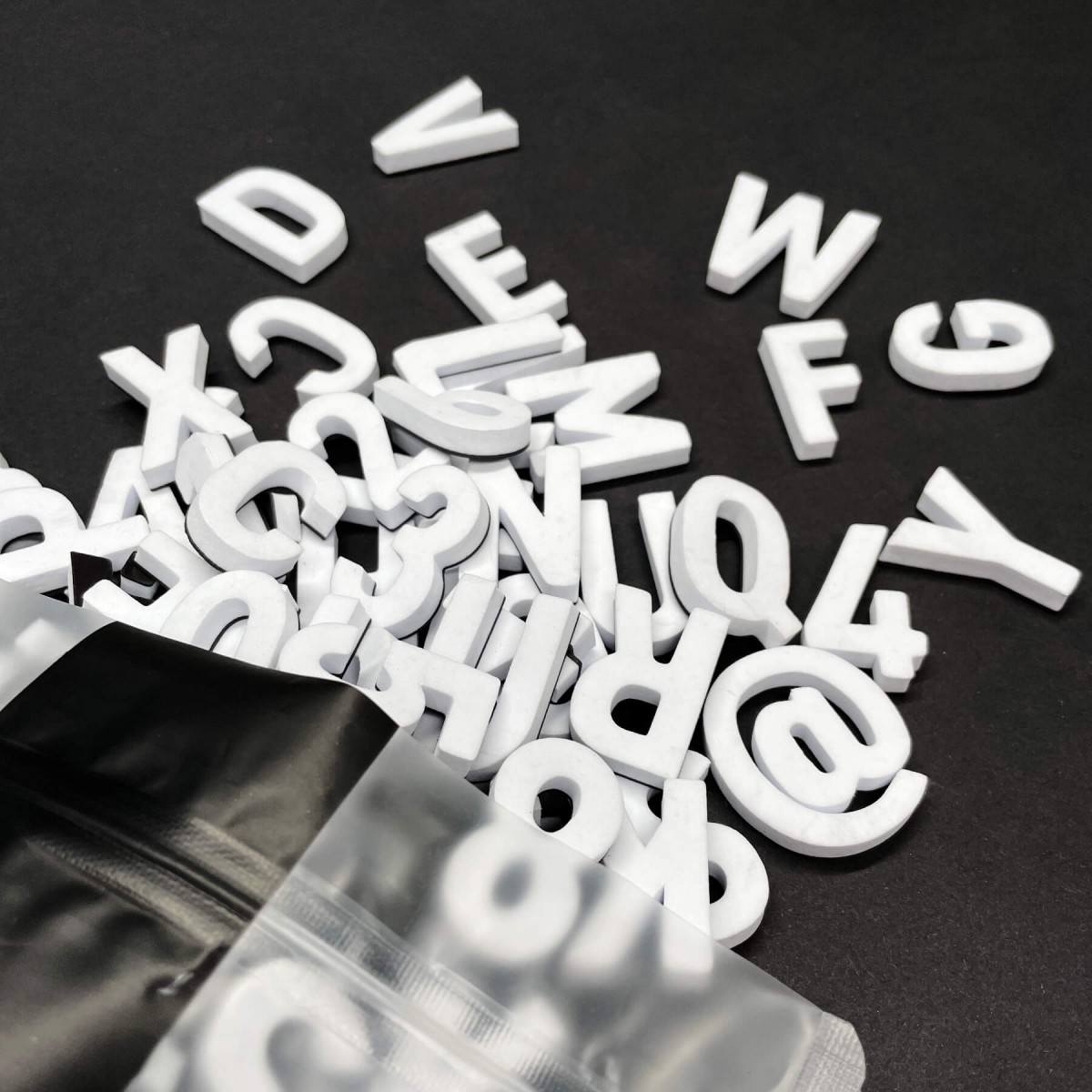 Set mit 200 modernen Magnetbuchstaben, Zahlen & Sonderzeichen. WOLKEN WEISS | TYPE OH