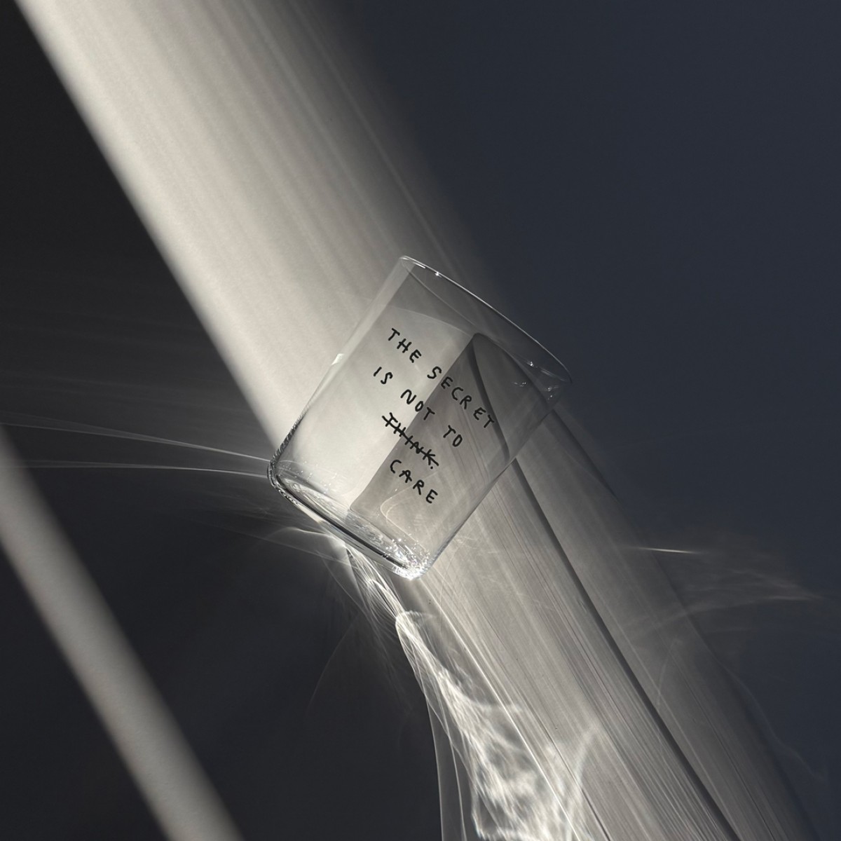 THE SECRET IS NOT TO CARE - 500ML Glas - yahya studio, johanna schwarzer