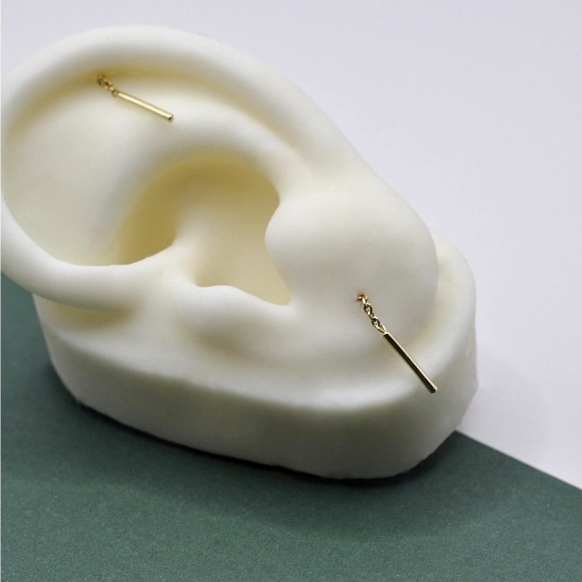 Ohrring "Eingefädelt" aus Gold von DOPPELLUDWIG