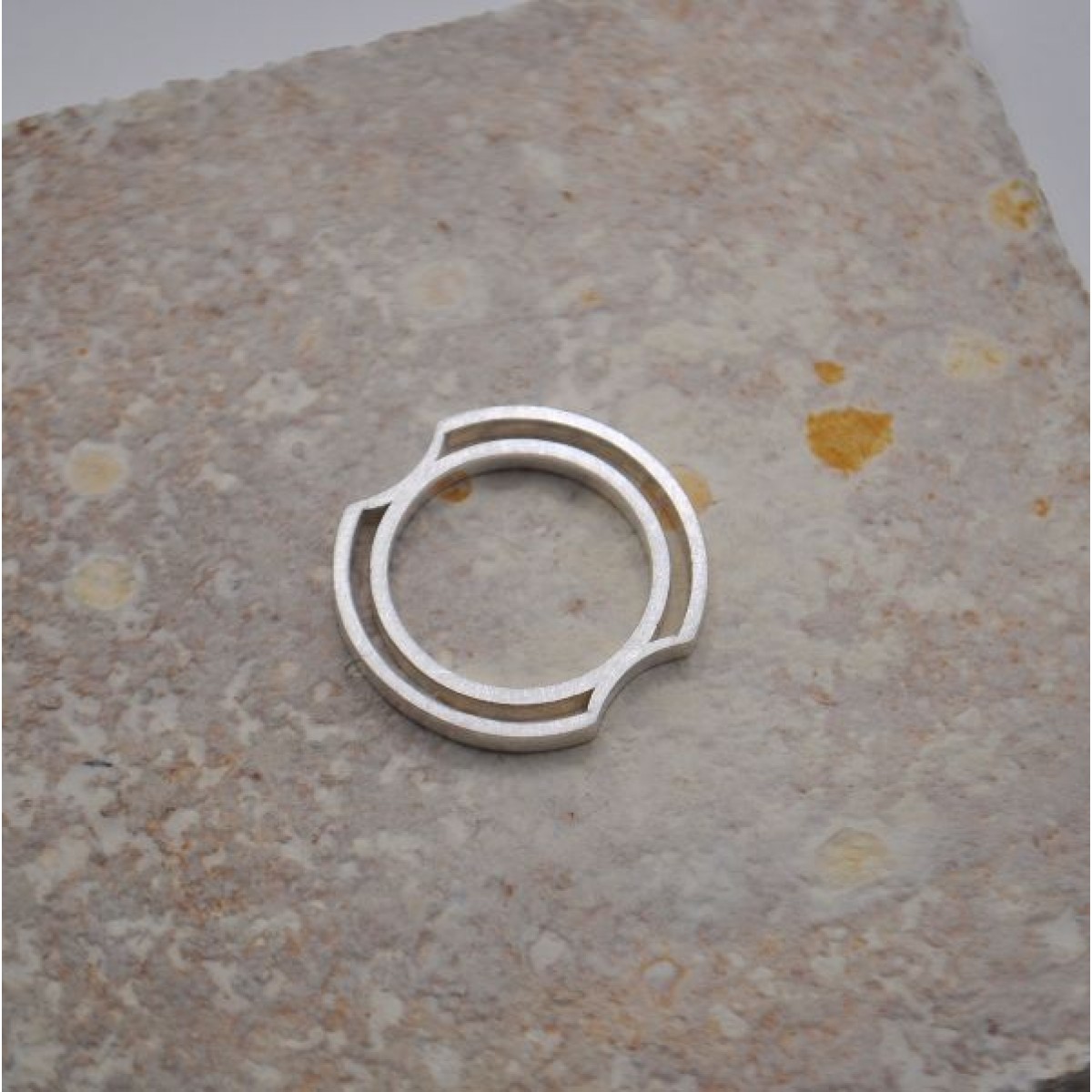 Ring "Kanalisiert" aus Silber von DOPPELLUDWIG
