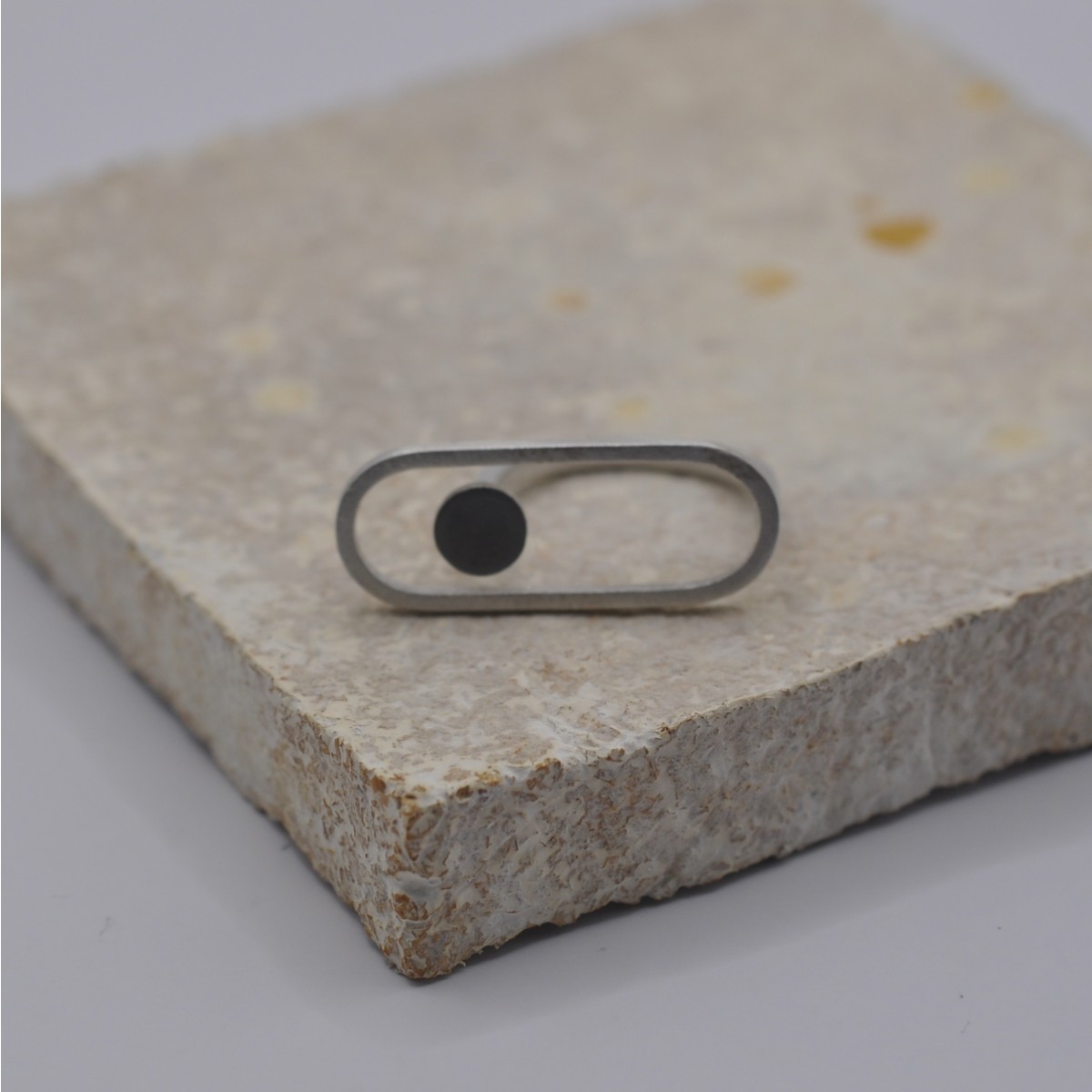 Ring "Geknöpft" aus Silber von DOPPELLUDWIG