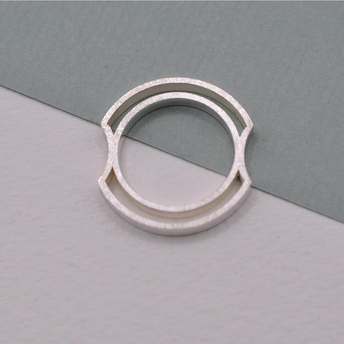 Ring "Kanalisiert" aus Silber von DOPPELLUDWIG