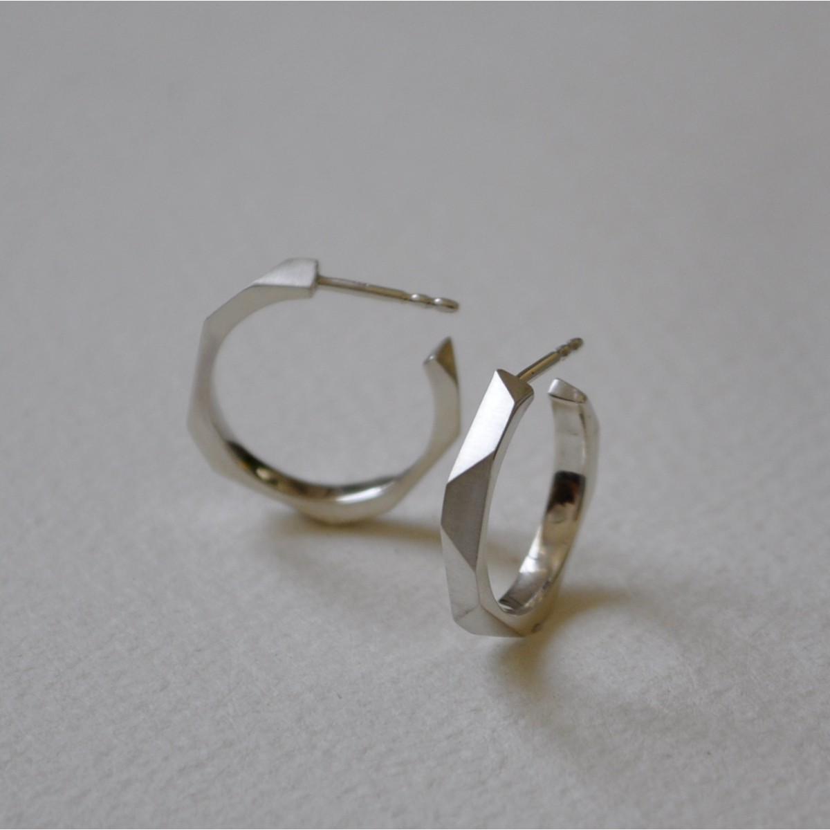 Ohrringe "Verkantet" aus Silber - Doppelludwig