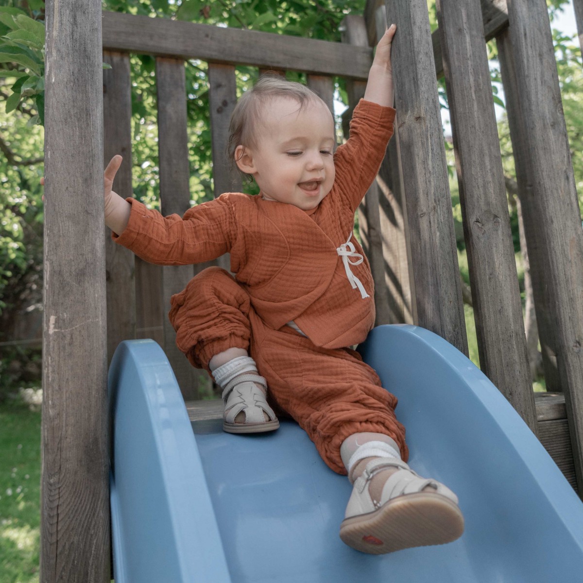 manymooons | Mitwachsende Babyhose | 0–18 Monate | Bio-Musselin | Rot