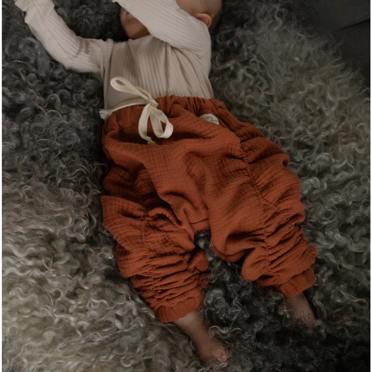 manymooons | Mitwachsende Babyhose | 0–18 Monate | Bio-Musselin | Rot