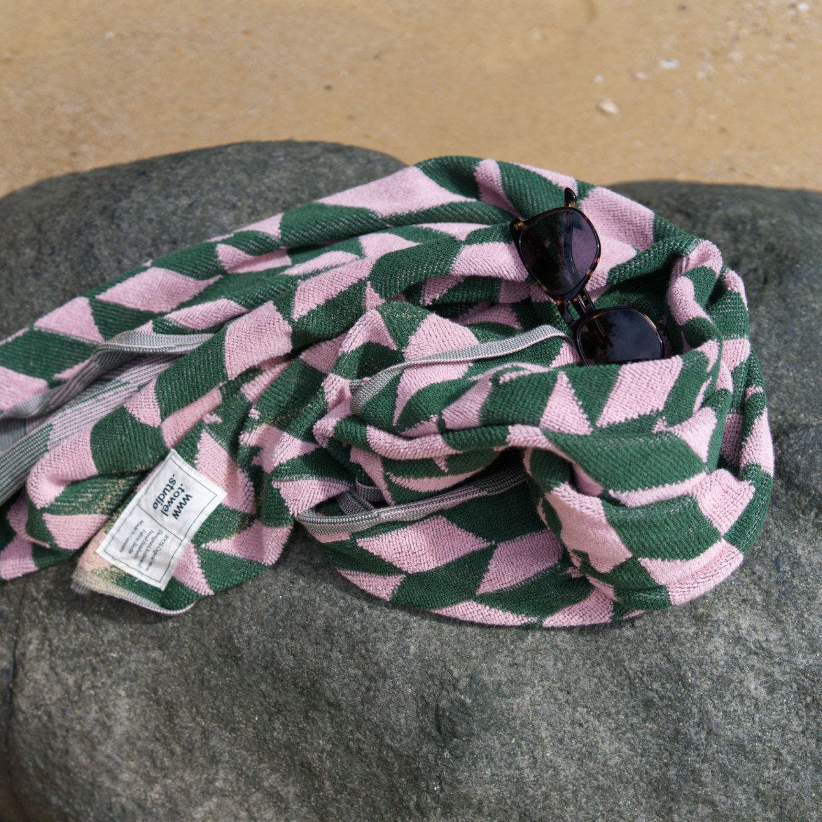 Arrow Tail Strandtuch | Pink & Green