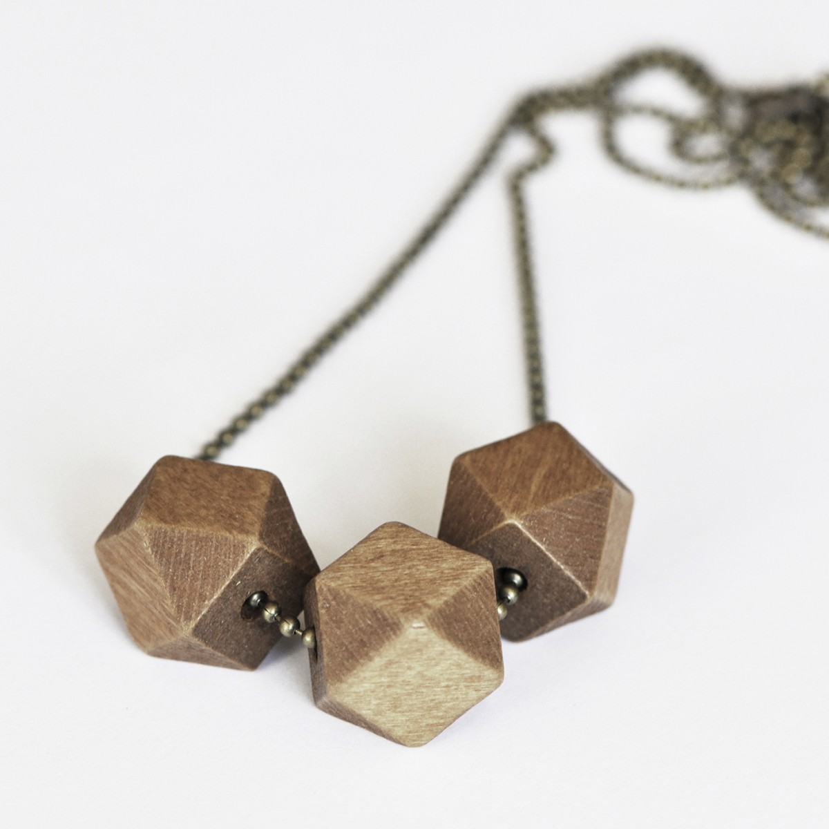 nahili KETTE geometric wood, geometrische Anhänger aus Holz an Bronze-, Gold- oder Silber - Kügelchen Kette