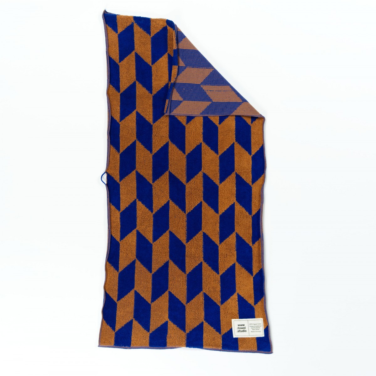 Towel.Studio | Arrow Tail Handtuch | Azure & Chestnut