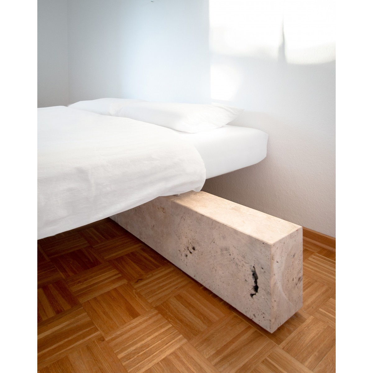 Das Architektenbett - in balance auf Naturstein-Block für Matratzen mit 180 cm x 200 cm