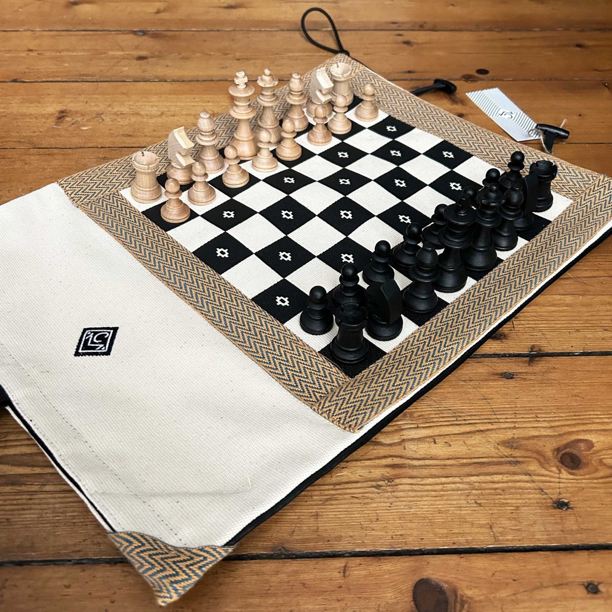 Chezz Matazz - portables Schachspiel aus festem Baumwoll Canvas zum Einrollen und Mitnehmen mit integrierter Tasche 
