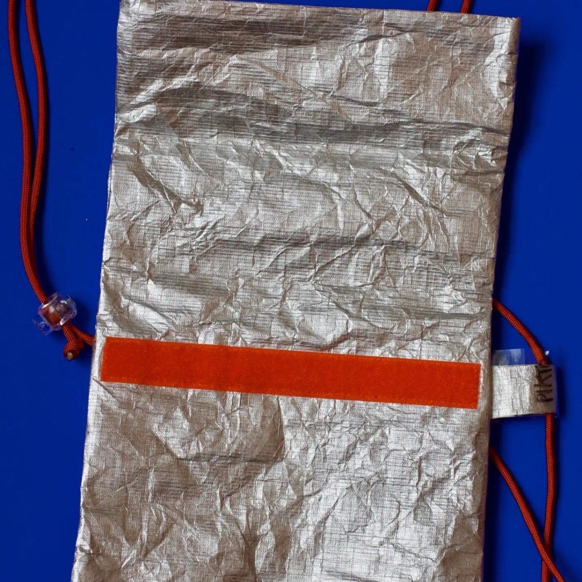  Pikto3000 Mini-Rolltop-Tasche – Silber mit orange Details – Leichte Umhängetasche aus Tyvek®