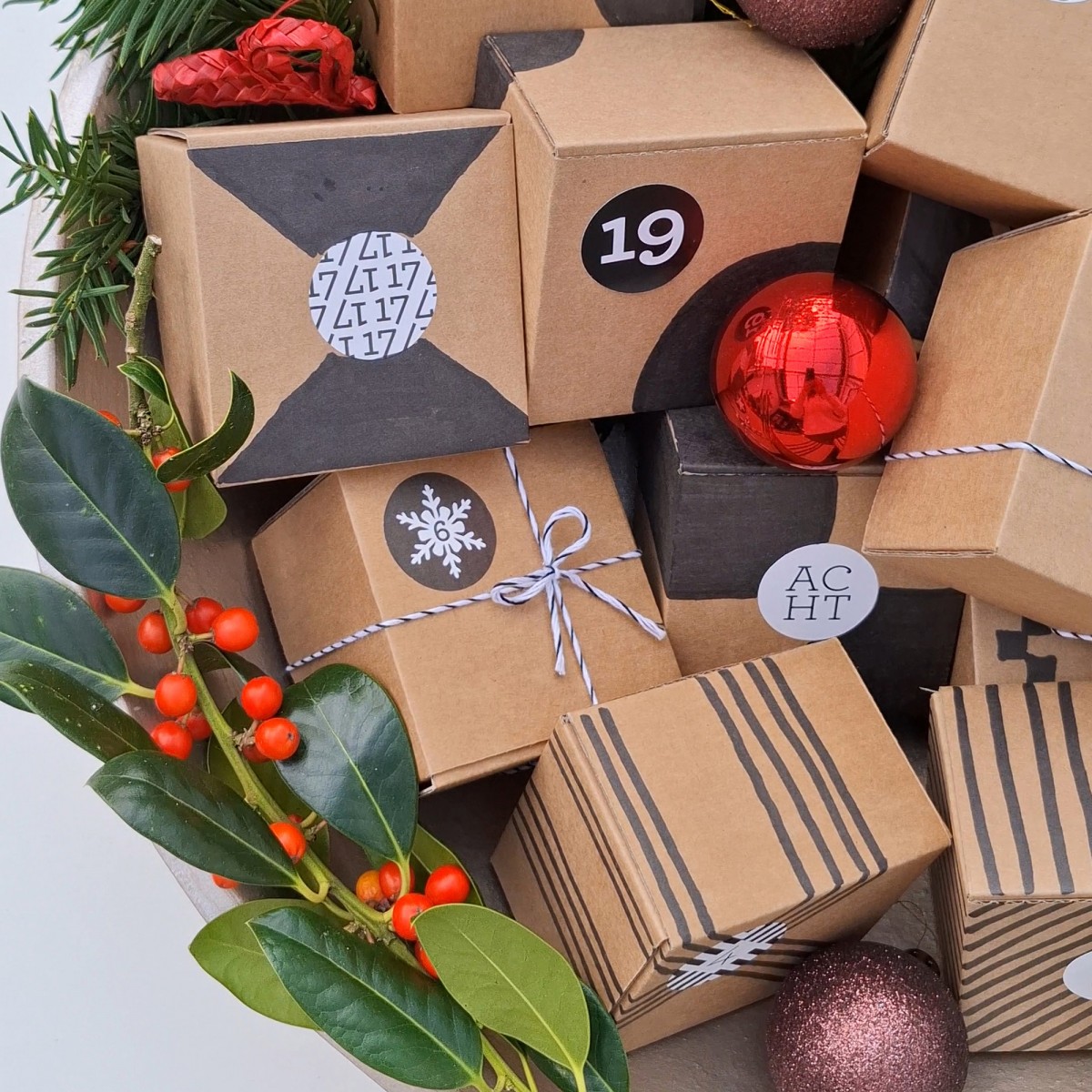 Bow & Hummingbird Adventskalender Set mit Boxen "Schwarz/Weiß"
