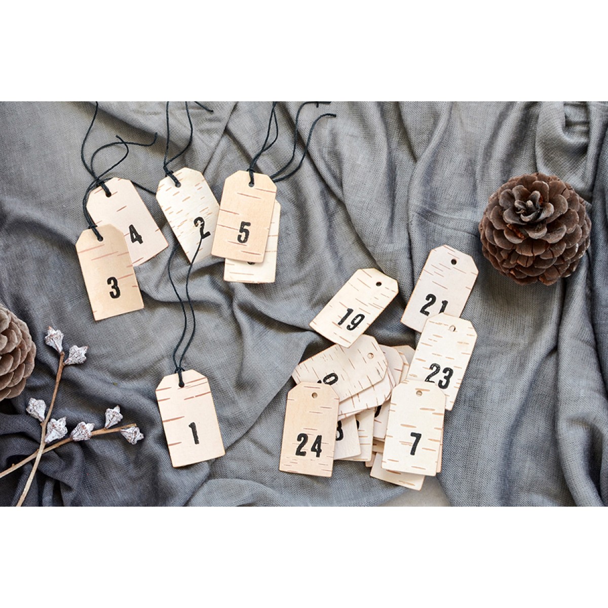 MOYA Adventskalender Anhänger aus Birkenrinde mit handgestempelten Zahlen - 24 Geschenkanhänger aus Birke