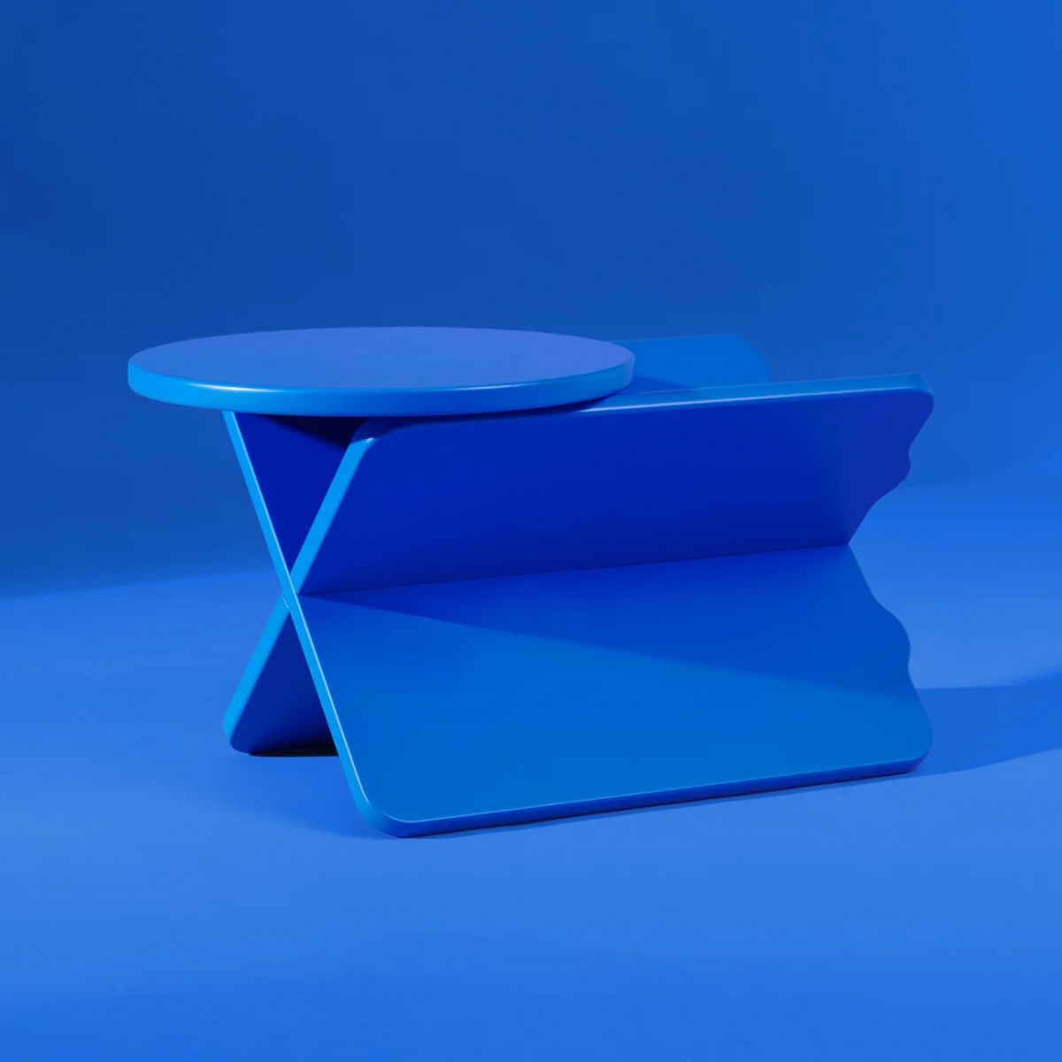 XO Hocker und Sidetable in TIEFBLAU von Studio Sonntag