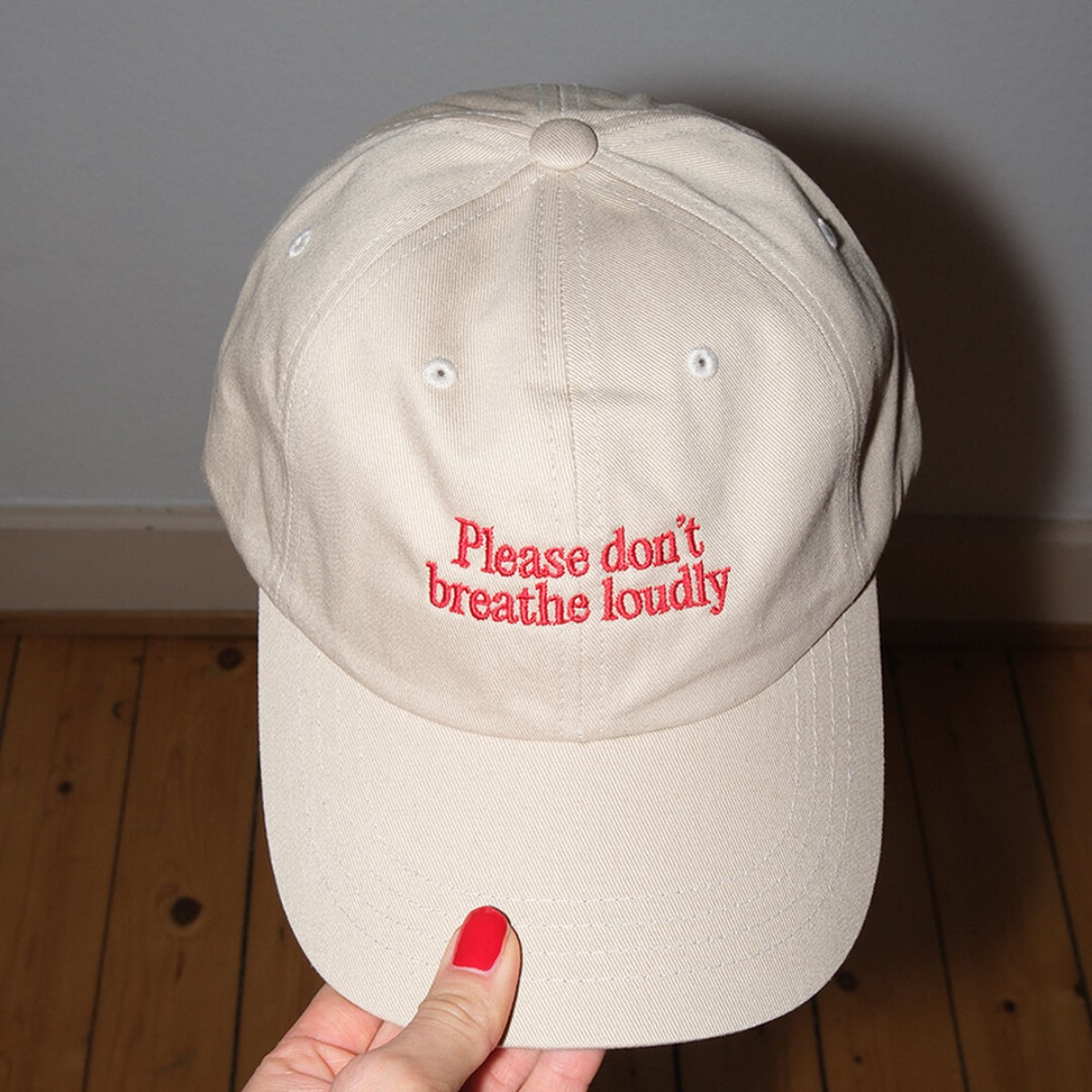 "Please don‘t breathe loudly" Cap, beige – studio ciao