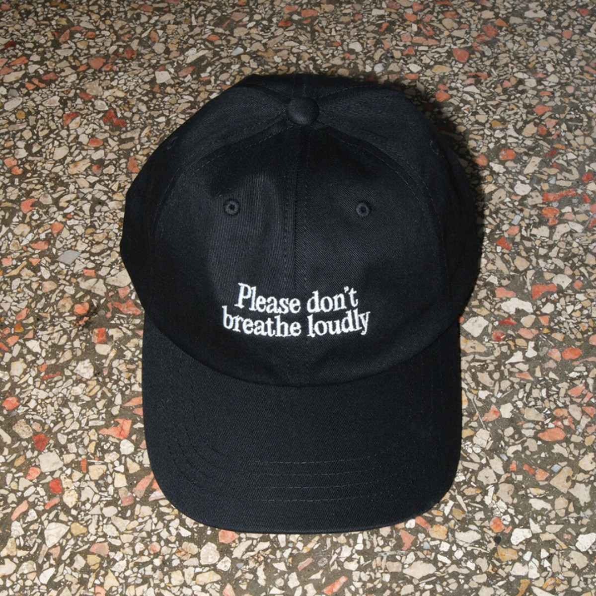 "Please don‘t breathe loudly" Cap, schwarz – studio ciao