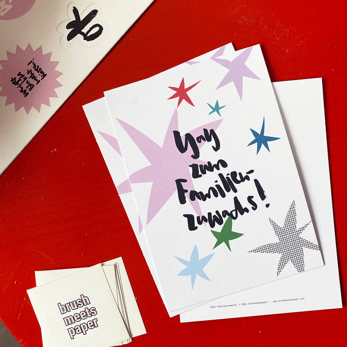 BRUSHMEETSPAPER Postkarte "Familienzuwachs" - Typografie-Karte zur Geburt für Freund:innen & Familie
