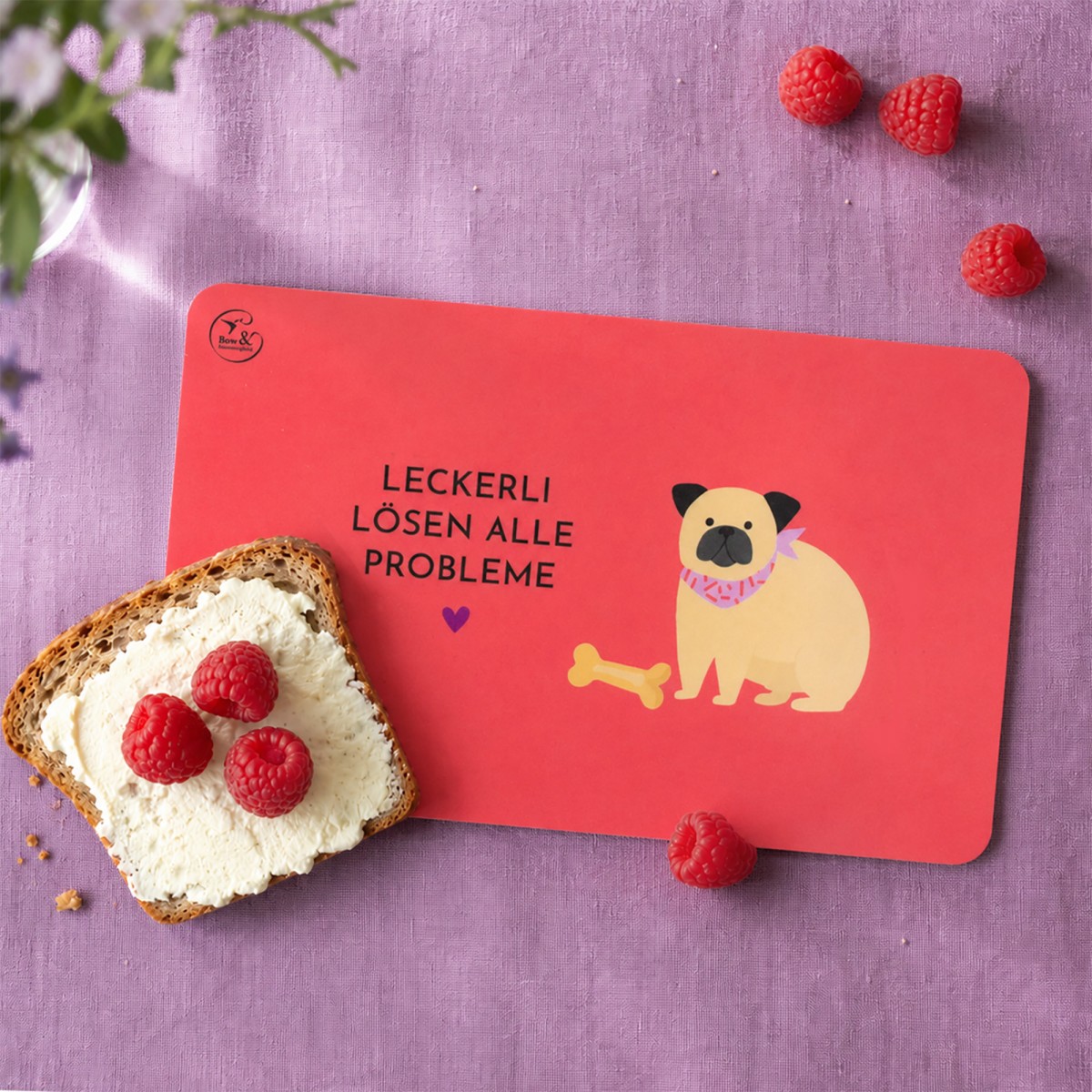 Bow & Hummingbird Frühstücksbrettchen Melamin Hund „Leckerli lösen alle Probleme“ 23,5 × 14,5 cm