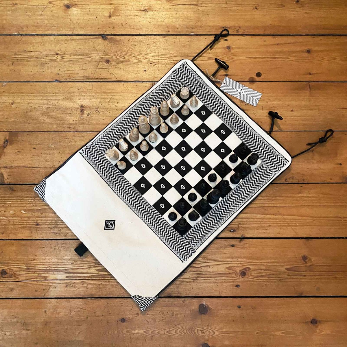 Chezz Matazz - portables Schachspiel aus festem Baumwoll Canvas zum Einrollen und Mitnehmen mit integrierter Tasche 