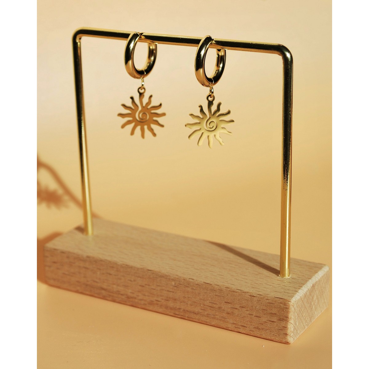 Goldene Creolen mit Sonnenanhänger | 24k vergoldet | Santoclay