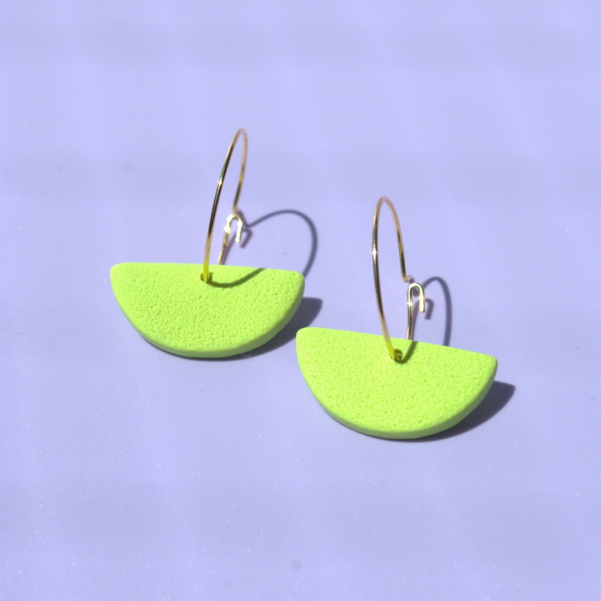 Bunte Creolen mit Textur | 18k vergoldet | Santoclay