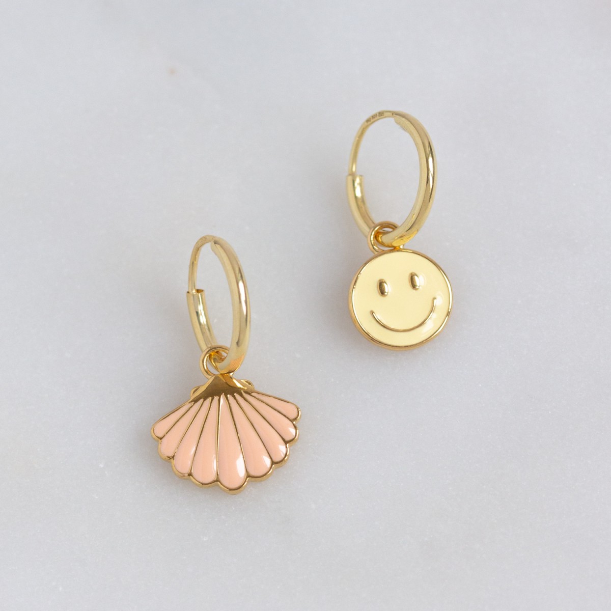 Happy Seashell Hoop Pair | Ohrringe aus Gold Vermeil | Paeoni Colors