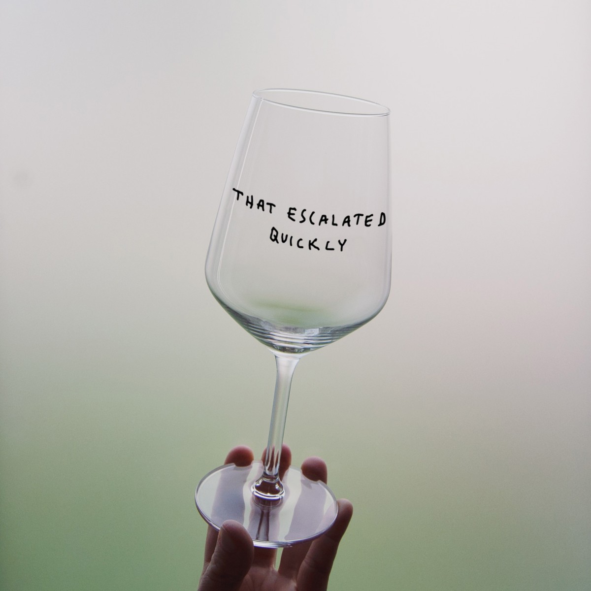 "That Escalated Quickly" Weinglas by Johanna Schwarzer × selekkt
