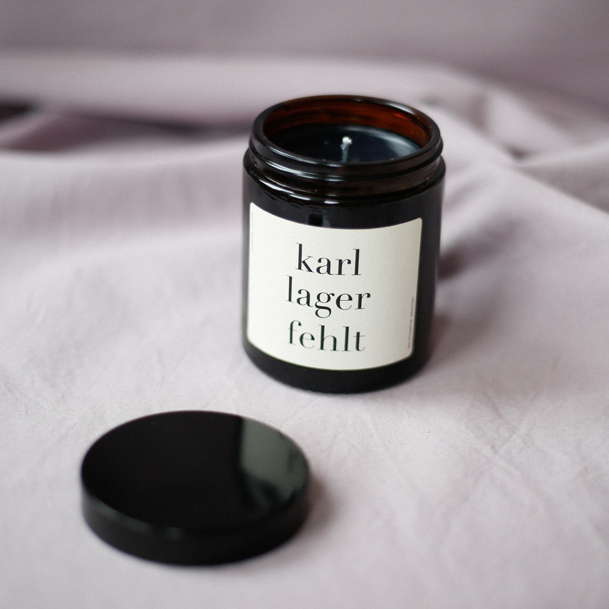 "Karl Lager fehlt" Rapswachskerze im Glas