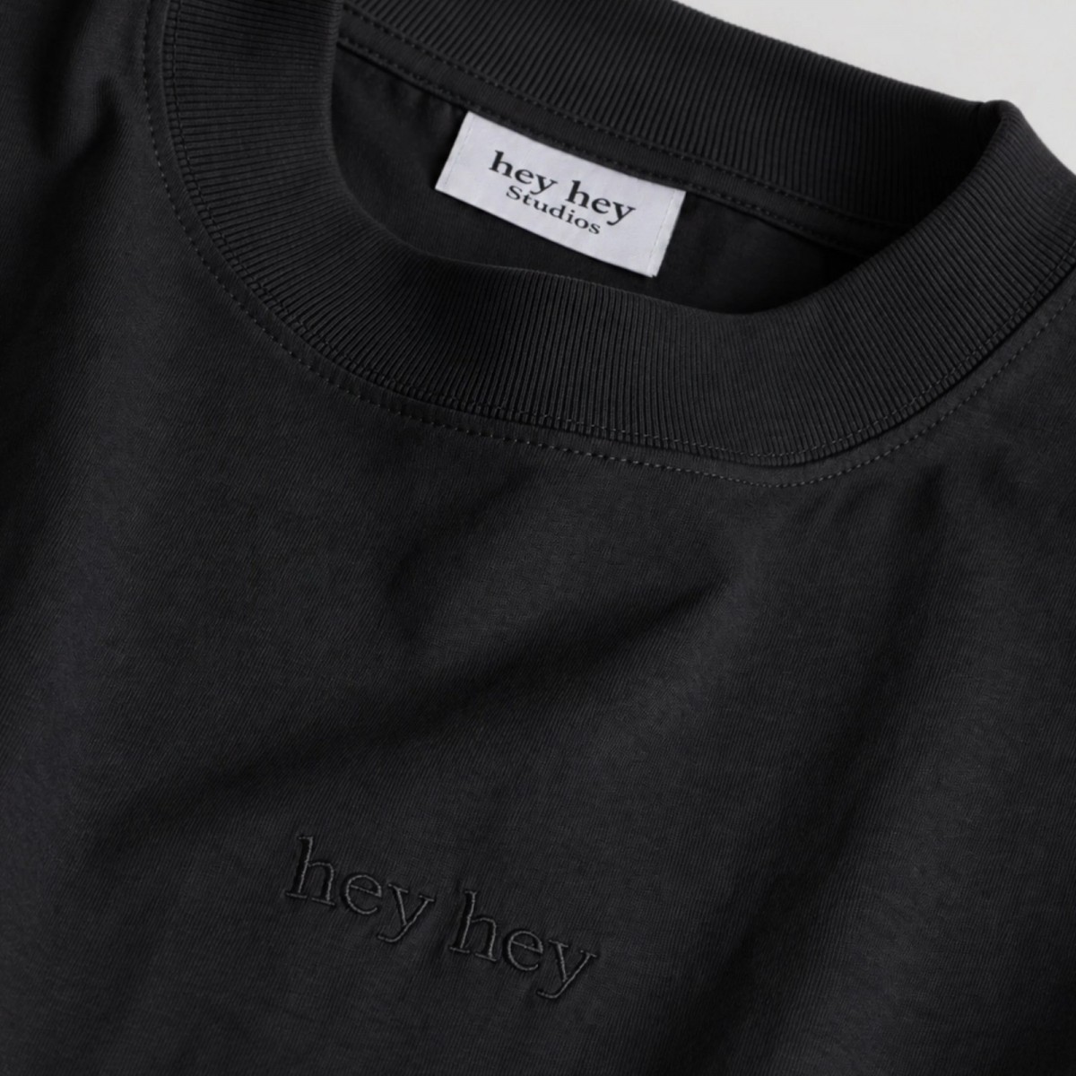 Essential T-Shirt Schwarz – Damen – hey hey studios
