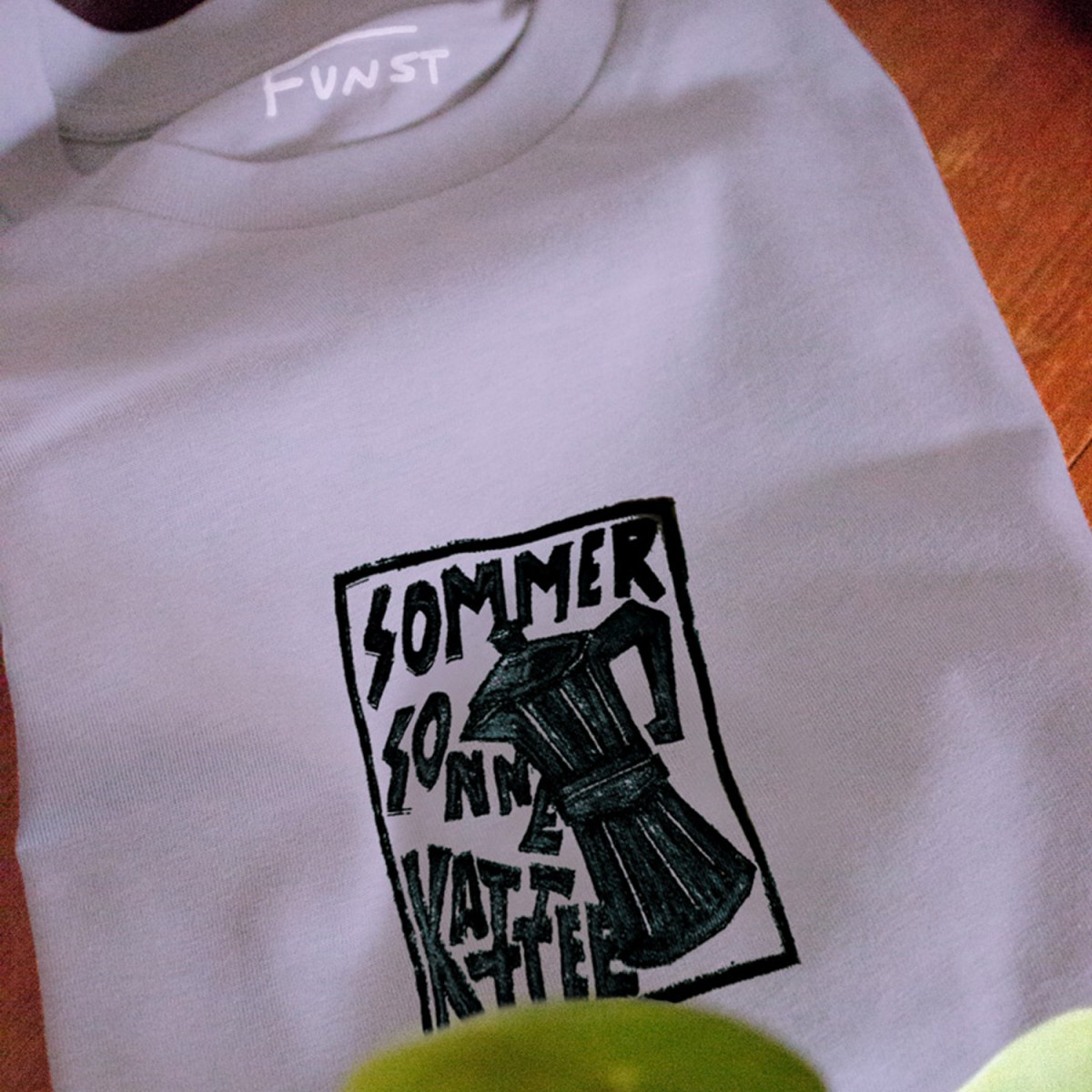 "SOMMER SONNE KAFFEE" T-Shirt // FUNST Studio, Verena Senn