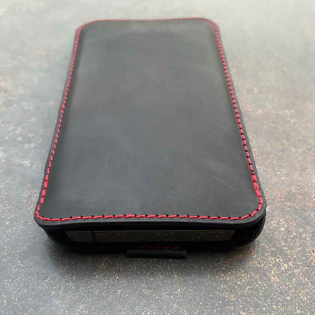iPhone 14 Pro Max Lederhülle - Pasgenauer Schutz aus vegetabil gegerbtem Leder & mulesing-freiem Wollfilz