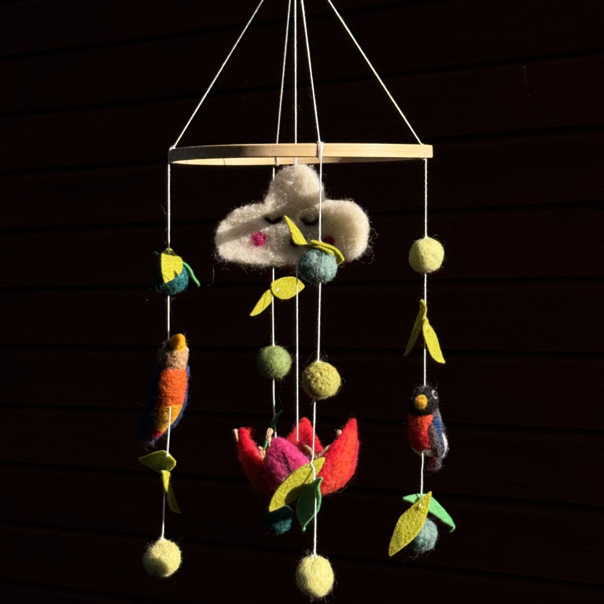Vogelfamilie – Baby Mobile aus Filz – Handgemachtes Geschenk fürs Babybett – Ettmoln