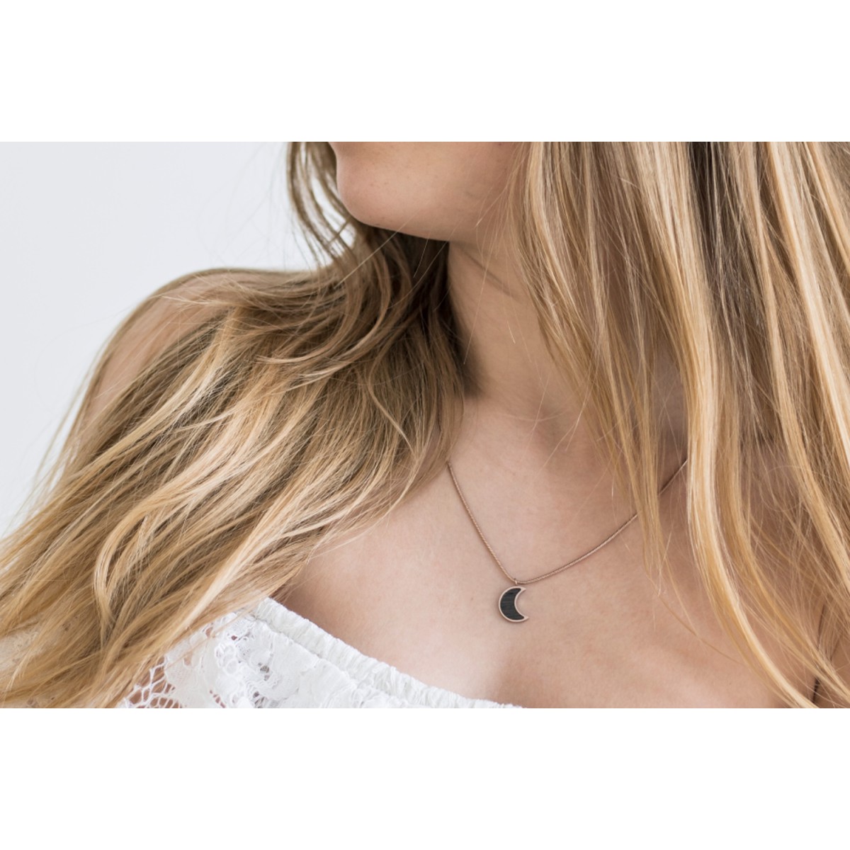 Halskette mit Anhänger - Holz Detail - Motiv Halbmond - "Rose Necklace Halfmoon"