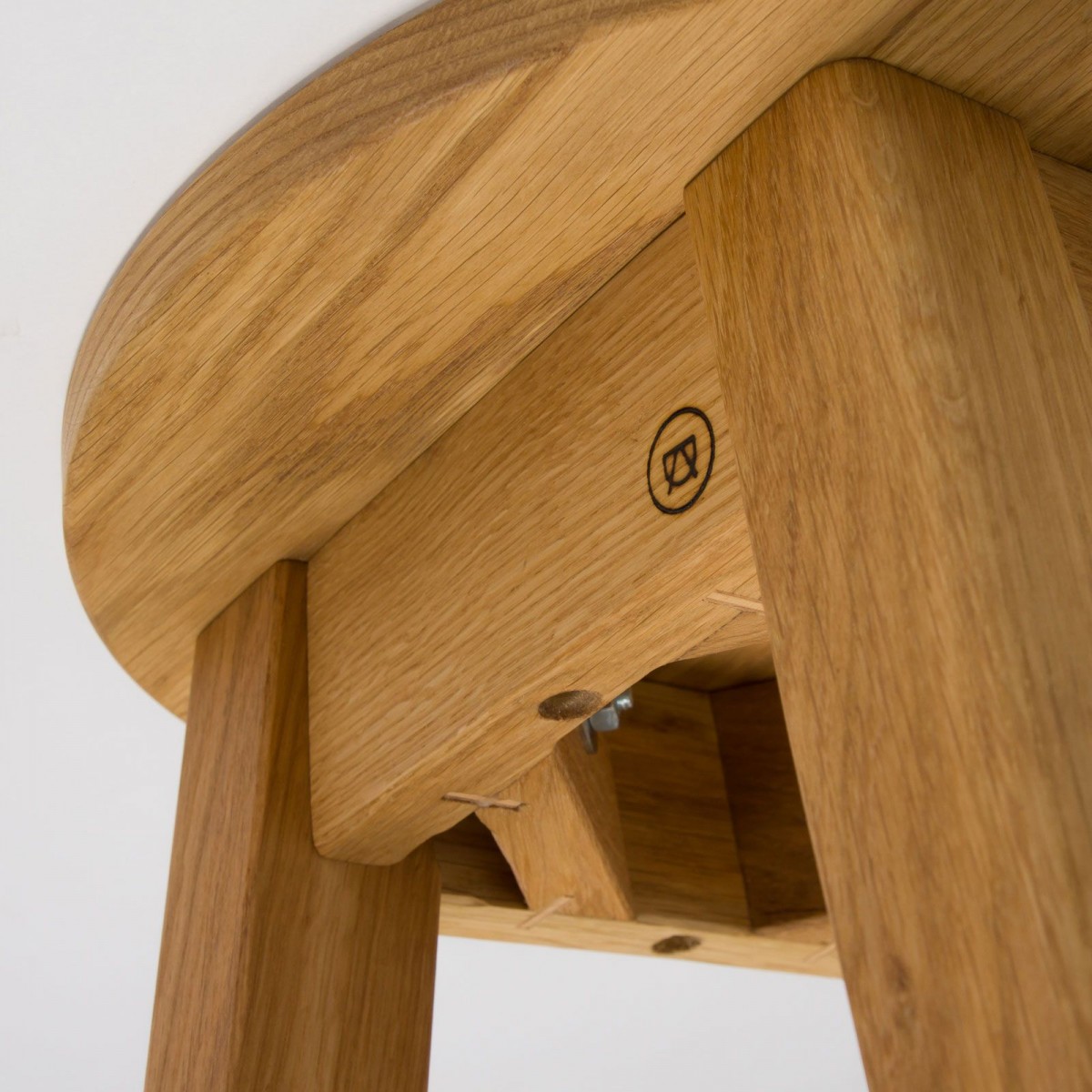 Hocker "Josef" aus Eichenholz
