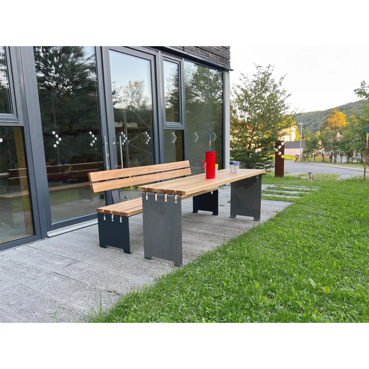 Keilbach Bank il.ponte, Rückenlehne mit 2 Bohlen aus Eschenholz, Länge: 200 cm, Sitzhöhe: 44 cm, Sitztiefe: 46 cm
Gesamthöhe : 80 cm