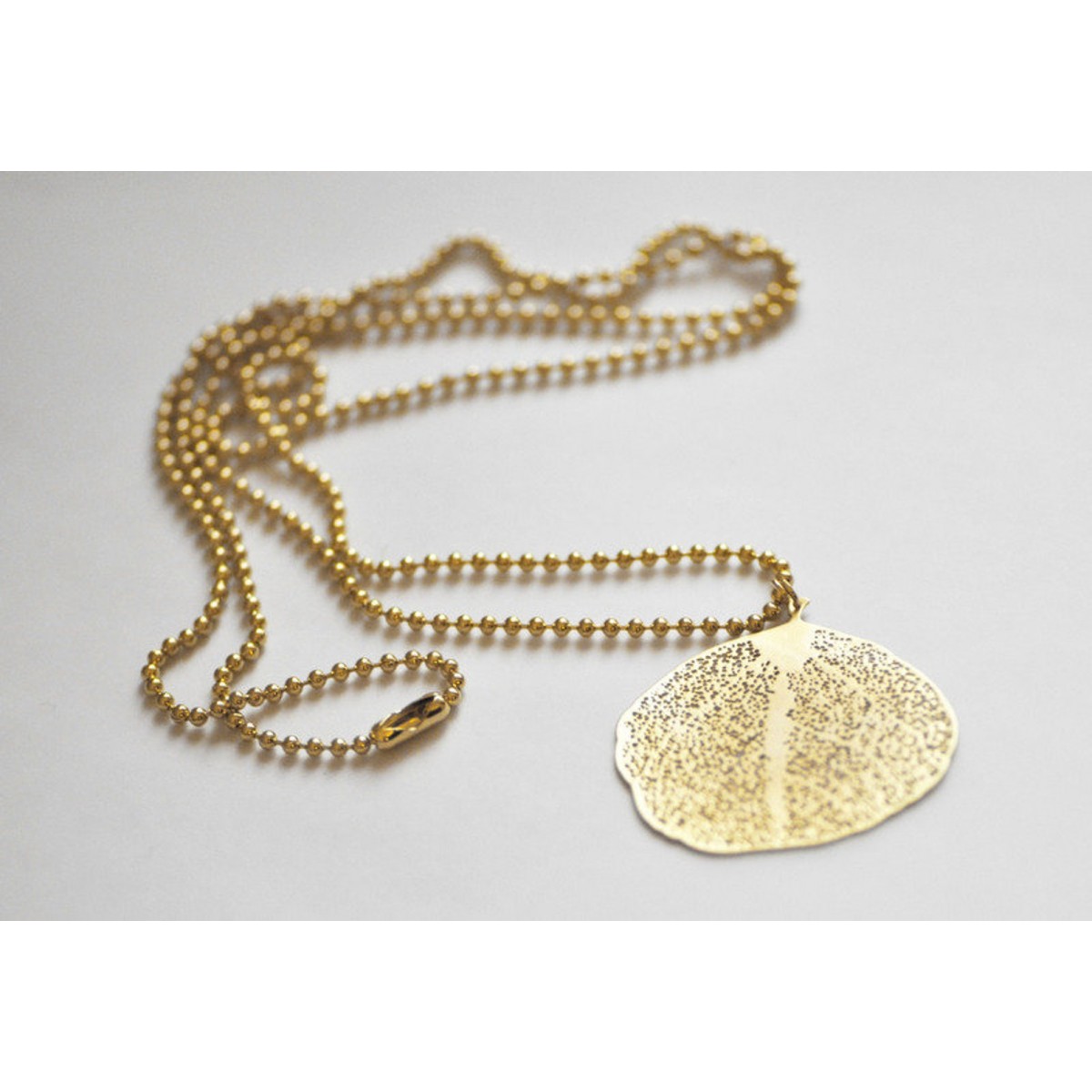 nahili KETTE "small LEAF" lang & mit 14K vergoldetem Blatt Gelbgold