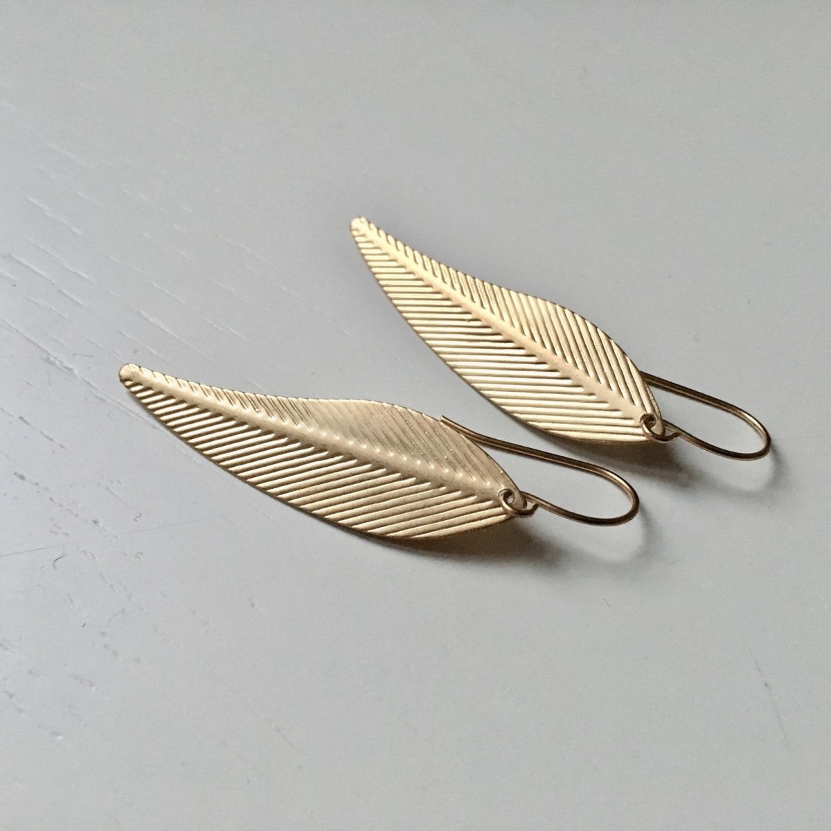 nahili OHRRINGE "feather leafs" minimal Gelbgold nickelfrei