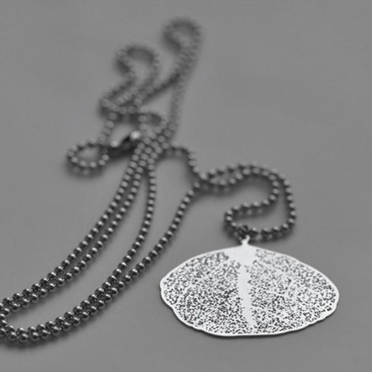 nahili KETTE "small LEAF" lang & mit silbernen Blatt Weißgold