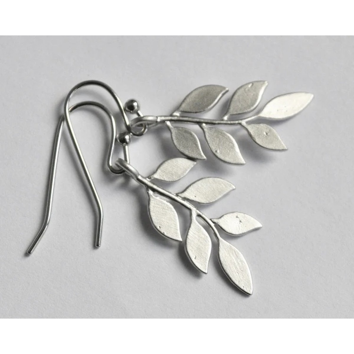 na.hili OHRRINGE "tiny leafs" *Weißgold* silberne Blätter 