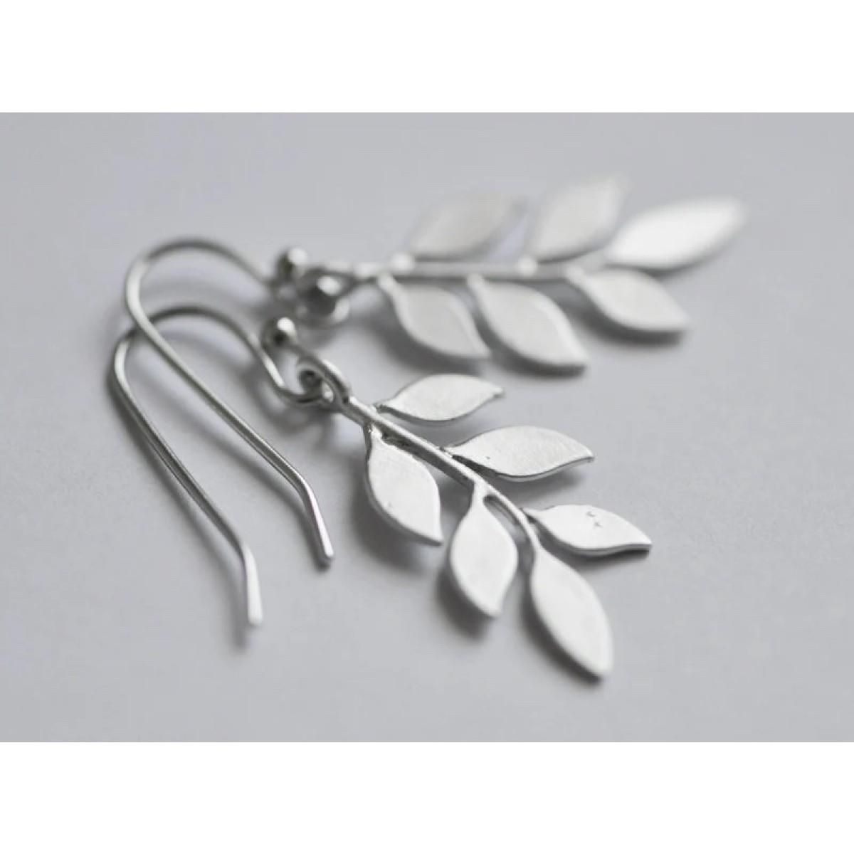 na.hili OHRRINGE "tiny leafs" *Weißgold* silberne Blätter 