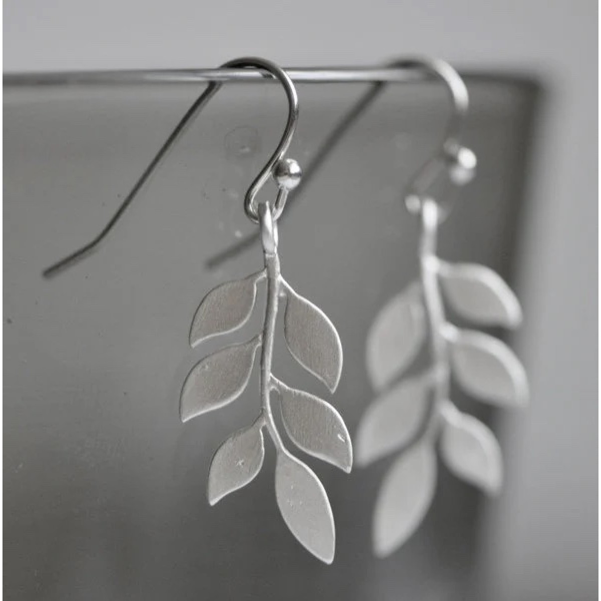 na.hili OHRRINGE "tiny leafs" *Weißgold* silberne Blätter 