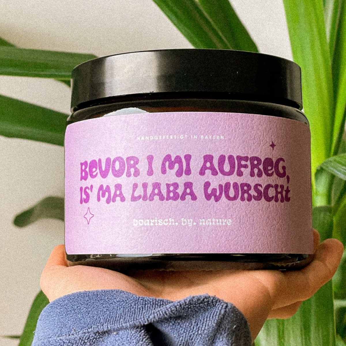 Bevor i mi aufreg, is ma liaba wurscht | Bayerische XXL Duftkerze | 500ml Rapswachs Zedernholt 