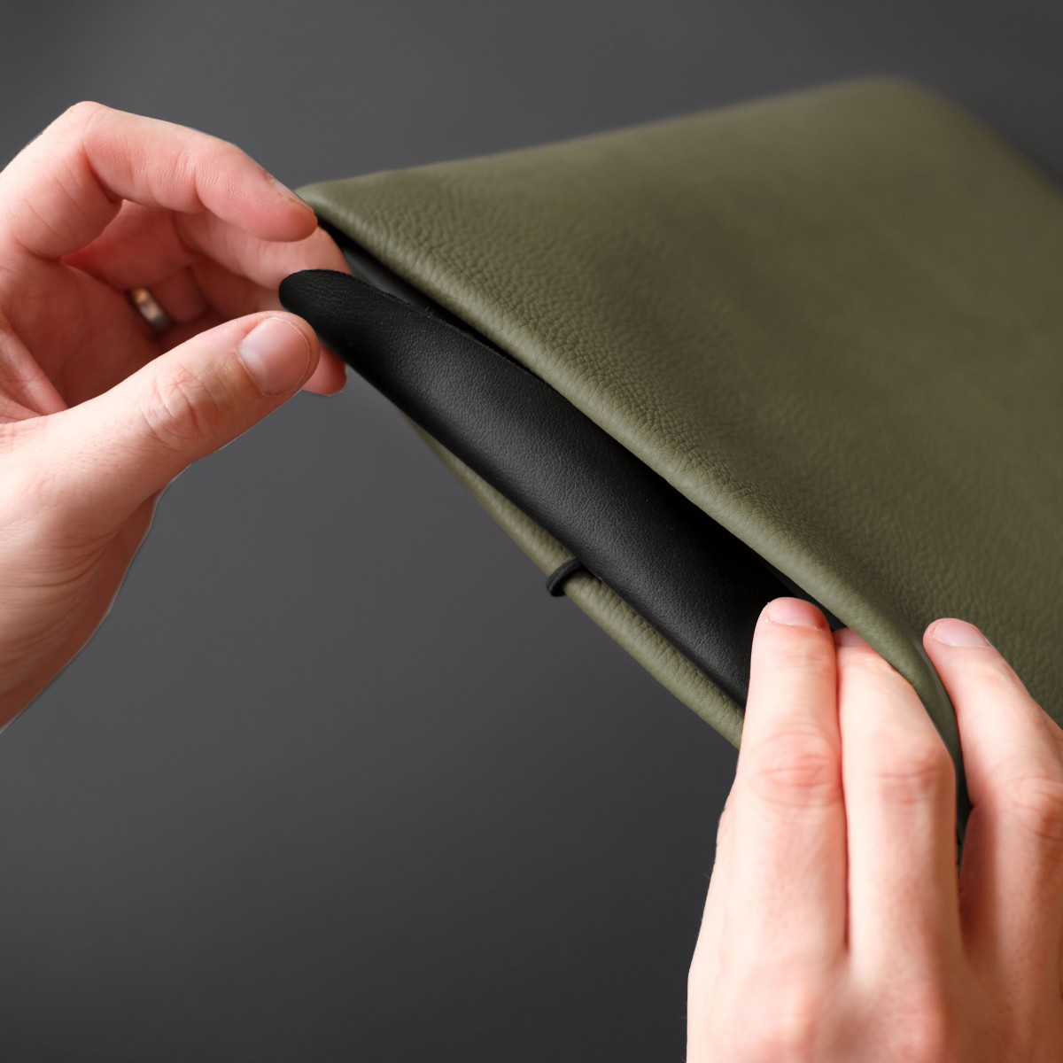 VANDEBAG - MacBook Skin aus olivgrünem Leder