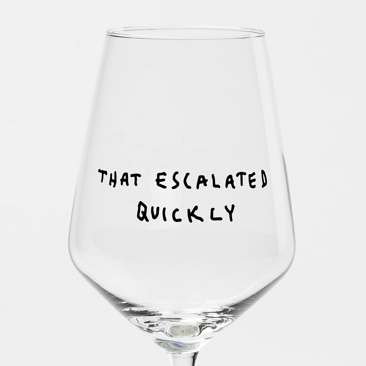 "That Escalated Quickly" Weinglas by Johanna Schwarzer × selekkt